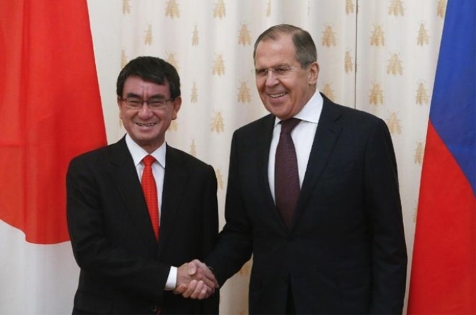 Ngoại trưởng Nhật Bản Taro Kono (trái) và người đồng cấp Nga Sergey Lavrov. (Nguồn: Reuters)